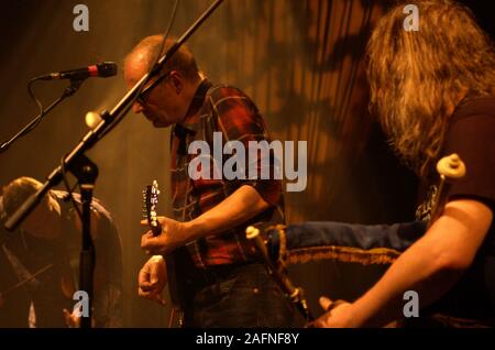 BATH, England, Großbritannien - 20.November 2013: Adrian Edmondson und die schlechten Hirten in Leistung bei Komedia, Bath, England. 20. November 2013. Stockfoto