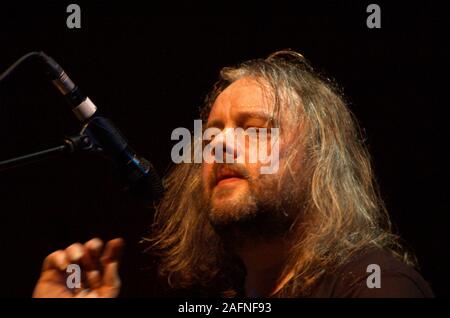 BATH, England, Großbritannien - 20.November 2013: Adrian Edmondson und die schlechten Hirten in Leistung bei Komedia, Bath, England. 20. November 2013. Stockfoto