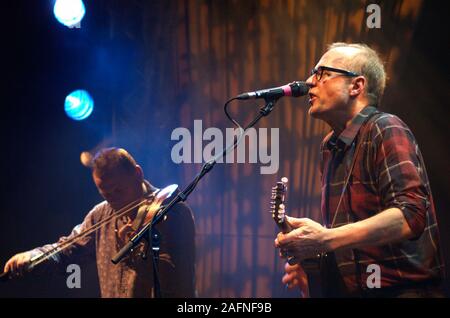 BATH, England, Großbritannien - 20.November 2013: Adrian Edmondson und die schlechten Hirten in Leistung bei Komedia, Bath, England. 20. November 2013. Stockfoto