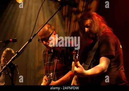 BATH, England, Großbritannien - 20.November 2013: Adrian Edmondson und die schlechten Hirten in Leistung bei Komedia, Bath, England. 20. November 2013. Stockfoto