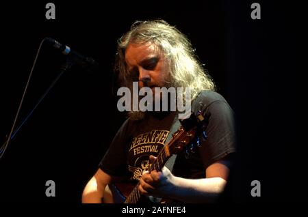 BATH, England, Großbritannien - 20.November 2013: Adrian Edmondson und die schlechten Hirten in Leistung bei Komedia, Bath, England. 20. November 2013. Stockfoto