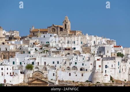 Anzeigen von Ostuni, die weiße Stadt, einer historischen weiße Stadt in Brindisi, Apulien, Süditalien, mit glänzendem Weiß getünchten Gebäuden, im Sommer Stockfoto