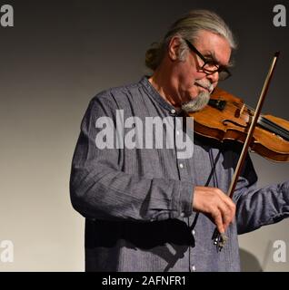 FROME, Somerset, VEREINIGTES KÖNIGREICH - Dec 12, 2019: Peter Ritter und John Spiers in Leistung bei Rook Lane Kapelle, Frome, Somerset, England. 12. Dezember Stockfoto