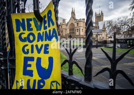 Never Gonna eu Aufgeben, Schild auf Zaun am Westminster Abbey in London. Stockfoto