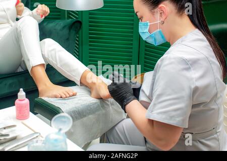 Frau auf Pediküre Verfahren, die Fuß-Behandlung in der Spa. Stockfoto