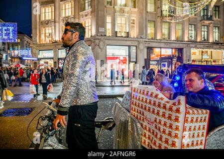 Paar beim Abend Fahrrad Rikscha Tour durch London, England, Großbritannien Stockfoto