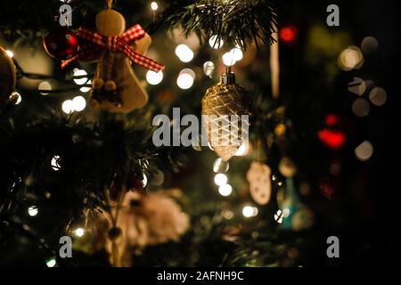 Flache Tiefenschärfe (selektive Fokus) Bild mit Dekorationen auf einen künstlichen Weihnachtsbaum Stockfoto