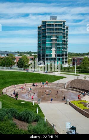 Omaha, Nebraska. Riverplace townhomes und Kondominien und Menschen Spaß an der Wasserfontäne in Omaha Plaza. Stockfoto