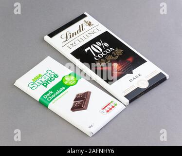 Asda Budget Preis und Lindt dunkle Schokoladenriegel Stockfoto