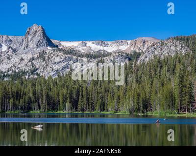 Angler Angeln im See Mamie, Mammoth Lakes, California. Stockfoto