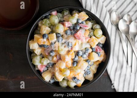 Organisch Gesunden Obstsalat Ambrosia Mit Marshmallow Und Vanille Joghurt Close Up Auf Einem Teller Horizontale Stockfotografie Alamy