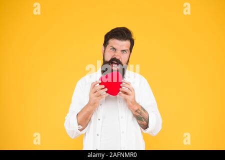 Herzkrankheit. Gesunde Gewohnheiten und Lebensweise. Überwachung und Messung. Man bärtige Hipster halten roten Herzen. Verschreiben Medikamente senken den Blutdruck Cholesterin. Fühlen pulse check Herzfrequenz Rhythmus. Stockfoto