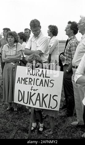 DuPage County, Illinois, USA, Oktober 1988 demokratische Präsidentschaftskandidat Governor Michael Dukakis Anhänger auf einem Bauernhof im ländlichen Illinois während einer Kampagne Anschlag auf seinen Schwingen, obwohl der Zustand. Stockfoto