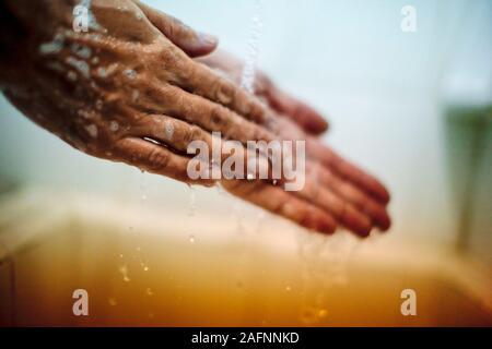 Nahaufnahme der Person ihre Hände waschen unter fließendem Wasser. Stockfoto