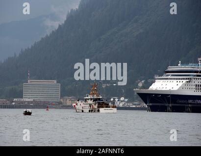 Hafen von Juneau und USCGC John McCormick (WLB-1121) Stockfoto