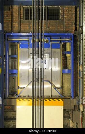 Moderne Aufzugsschacht innen mit Kabeln und Anschlüssen Stockfoto