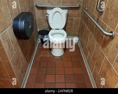 Bad mit WC und Fliesenböden und schienen Abschaltdruck Stockfoto