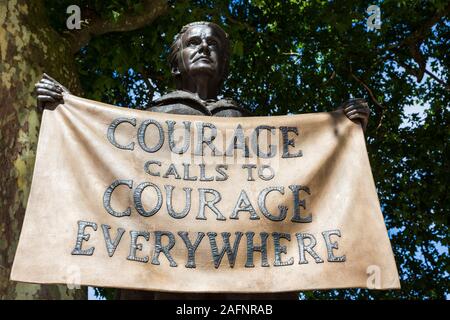 Statue von suffragist Dame Millicent Fawcett, entworfen vom britischen Künstlerin Gillian Wearing, Parliament Square, Westminster, London, UK Stockfoto