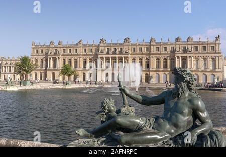 PARIS, Frankreich, Oktober, 15, 2017: in der Nähe der Bronze Statue neben einem Chateau Versailles Brunnen in Paris. Stockfoto