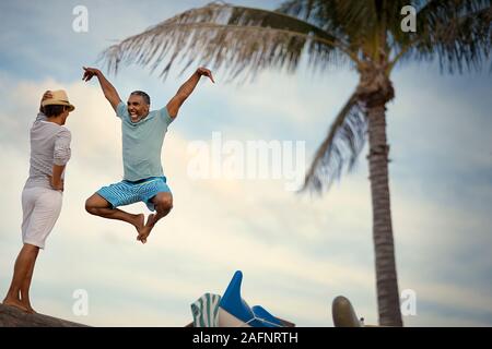 Reifes Paar herum scherzen, Springen und Karate bewegt sich am Strand. Stockfoto