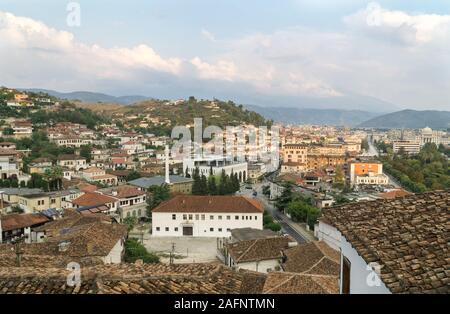 BERAT, Albanien, September 08, 2019: Blick von der Alten Stadt Mangalem auf dem Burgberg. Stockfoto