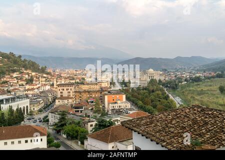 BERAT, Albanien, September 08, 2019: Blick von der Alten Stadt Mangalem auf dem Burgberg. Stockfoto