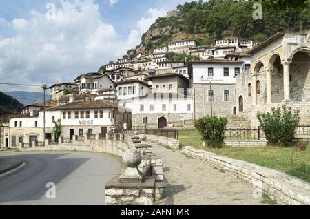 BERAT, Albanien, September 09, 2019: Blick auf die Altstadt und das Schloss Mangalem Hügel mit den ehemaligen Palast der Pascha im Vordergrund. Stockfoto