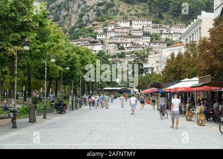 BERAT, Albanien, September 09, 2019: Blick auf die Altstadt und die Burg Mangalem vom Boulevard Republika. UNESCO-Weltkulturerbe. Stockfoto