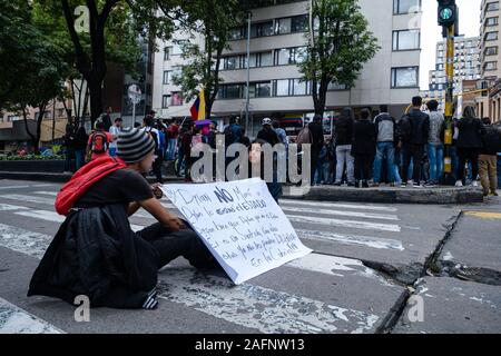 Studenten und Demonstranten auf die Straße, wo Dilan Cruz wenige Tage vor geschossen wurde, seinen Tod zu gedenken. Stockfoto