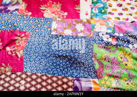 Blick auf traditionelle Handarbeit Patchwork Quilt aus hellen Stücke Stockfoto