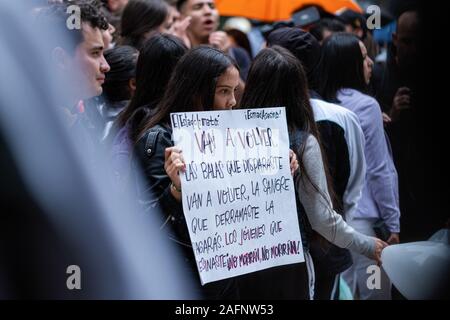 Studenten und Demonstranten auf die Straße, wo Dilan Cruz wenige Tage vor geschossen wurde, seinen Tod zu gedenken. Stockfoto