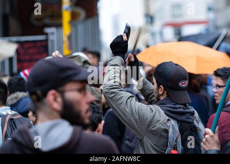 Studenten und Demonstranten auf die Straße, wo Dilan Cruz wenige Tage vor geschossen wurde, seinen Tod zu gedenken. Stockfoto