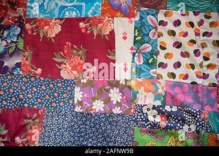 Blick auf traditionelle Handarbeit Patchwork Quilt aus hellen Stücke Stockfoto