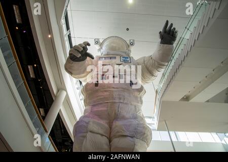 St. Paul, Minnesota. Science Museum von Minnesota. Ein 5-stöckiges Astronaut Raumanzug zusammen mit der Wissenschaft Museen Platz: Eine Aus-Gravi zu gehen Stockfoto