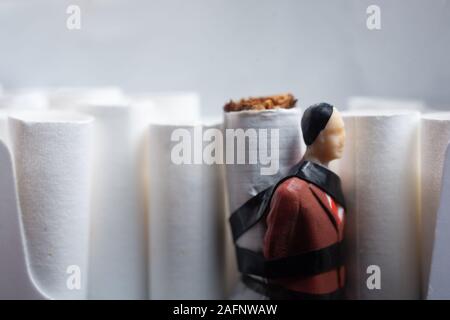 Man Figur zu einer Zigarette als anti rauchen Konzept gebunden Stockfoto