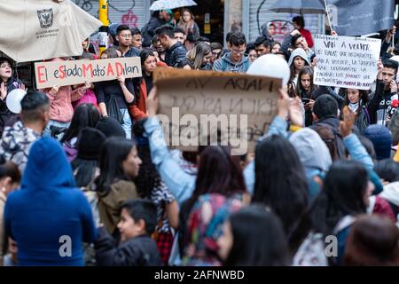 Studenten und Demonstranten auf die Straße, wo Dilan Cruz wenige Tage vor geschossen wurde, seinen Tod zu gedenken. Stockfoto