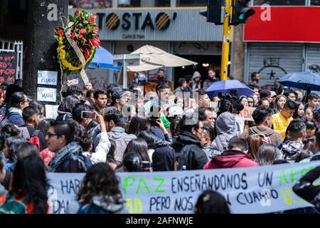 Studenten und Demonstranten auf die Straße, wo Dilan Cruz wenige Tage vor geschossen wurde, seinen Tod zu gedenken. Stockfoto