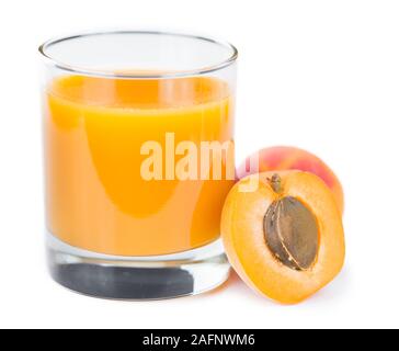 Frischen Aprikosen Saft auf weißem Hintergrund (Nahaufnahme) Stockfoto