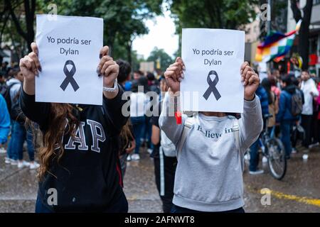 Studenten und Demonstranten auf die Straße, wo Dilan Cruz wenige Tage vor geschossen wurde, seinen Tod zu gedenken. Stockfoto