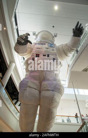 St. Paul, Minnesota. Science Museum von Minnesota. Ein 5-stöckiges Astronaut Raumanzug zusammen mit der Wissenschaft Museen Platz: Eine Aus-Gravi zu gehen Stockfoto