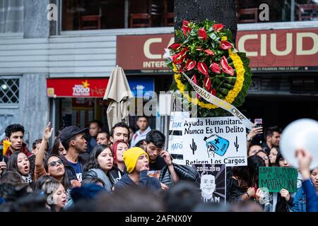 Studenten und Demonstranten auf die Straße, wo Dilan Cruz wenige Tage vor geschossen wurde, seinen Tod zu gedenken. Stockfoto