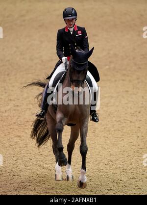 Großbritanniens Lara Butler reiten Rubin Al Asad während der Klasse D1 Die FEI Dressur-weltcup an Tag eins des London International Horse Show in London Olympia. Stockfoto