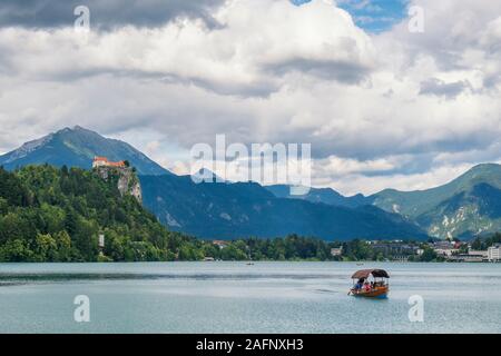 Touristische Boote auf dem See von Bled, Slowenien. Beliebtes Reiseziel Stockfoto