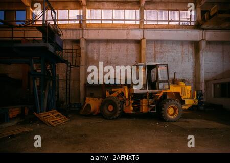 Alten verrosteten Traktor in verlassenen Fabrik Lager Stockfoto