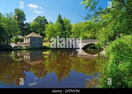 Großbritannien, Derbyshire, Peak District, Calver Brücke & Fluss Derwent Stockfoto
