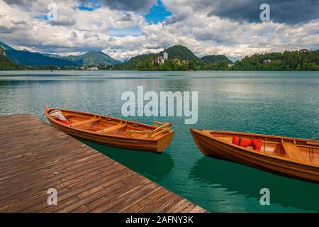 Holz- mieten, Boote auf einem See Bled - berühmte touristische Destination in Slowenien, Europa Stockfoto