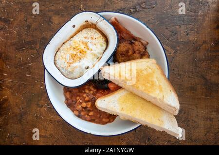 Auf der Suche nach einem rustikal Brunch mit gebackene Eier, gebackene Bohnen, Toast und Pilze. Stockfoto