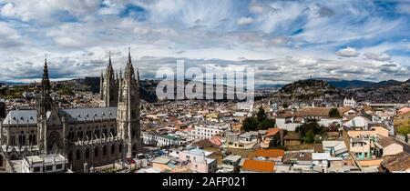 Luftbild der Basilika der Nationalen Gelübde, Panecillo und koloniale Quito Stockfoto