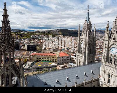 Luftbild der Basilika der Nationalen Gelübde, Panecillo und koloniale Quito Stockfoto