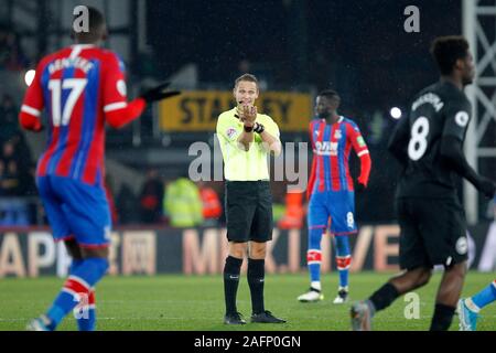 London, Großbritannien. 16 Dez, 2019. Schiedsrichter, Craig Pawson während der Premier League Match zwischen Crystal Palace und Brighton und Hove Albion an Selhurst Park, London, England am 16. Dezember 2019. Foto von Carlton Myrie/PRiME Media Bilder. Credit: PRiME Media Images/Alamy leben Nachrichten Stockfoto